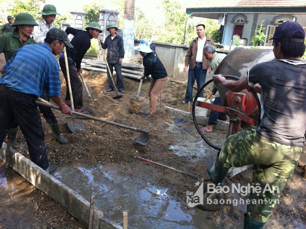 Đồng bào công giáo Hùng Sơn (Anh Sơn) làm đường bê tông xây dựng nông thôn mới -ảnh Lê Văn Trí