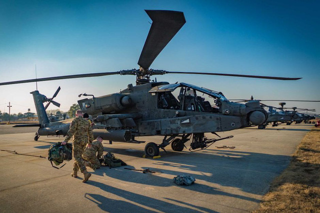 Các binh sĩ Mỹ kiểm tra kỹ thuật máy bay Apache. Ảnh: ABC News