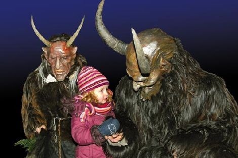 Ở Áo có một  nhân vật được cho là bản sao đối lập với ông già Noel, chính là ác quỷ Krampus. Vào dịp Noel, một số thanh niên sẽ hóa trang thành ác quỷ Kampus và sẽ bắt, phạt những những đứa trẻ hư có tên trong danh sách “đen” của ông già Noel.