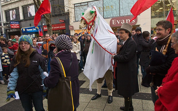 Hộp sọ ngựa ở xứ Wales. Một phong tục khá rùng rợn của người dân xứ Wales có tên gọi Mari Lwyd trong dịp lễ Giáng sinh là diễu hành khắp phố cùng một chiếc hộp sọ ngựa cá và hát vang các bài hát truyền thống. Người dân ở đây cho rằng, tục lệ này sẽ giúp xua đuổi ma quỷ khi Năm Mới sắp cận kề.