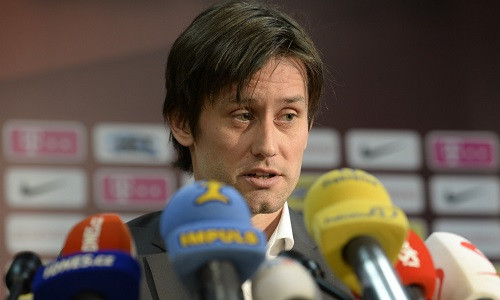 Rosicky thông báo giải nghệ trước truyền thông Czech. Ảnh: AP.