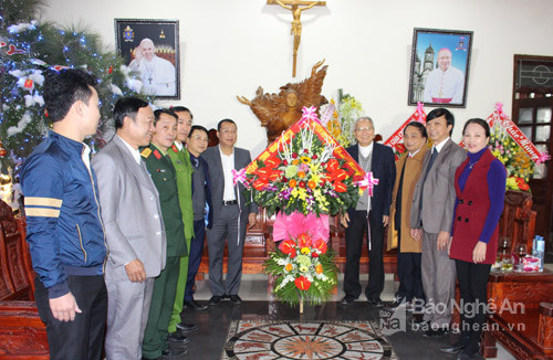  Đồng chí Phạm Hồng Quang - Bí thư Huyện ủy Nghi Lộc tặng hoa chúc mừng Giám mục Nguyễn Thái Hợp