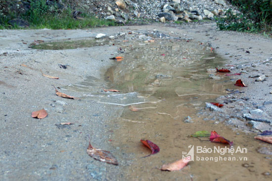 Đến hôm nay (21/12) nền nhiệt đã tăng lên đáng kể nhưng trên tuyến đường vành đai biên giới ở xã Na Ngoi nước vẫn còn đóng băng giữa đường. Ảnh: Đào Thọ