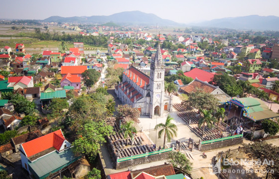 Nằm tại xã Bảo Thành, huyện Yên Thành, nhà thờ đá Bảo Nham tọa lạc trên một khoảng đất rộng 7.750m².