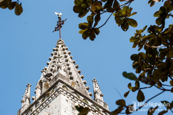 Chiều cao của nhà thờ 37m, rộng 14m. Có một tháp chuông cao 28m, trên đỉnh tháp có đặt một con gà được làm bằng hợp kim Angtimon dài 0,8m, rộng 0,35m có thể xoay chuyển theo chiều gió. 
