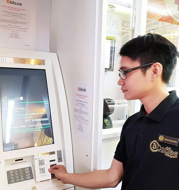 Việc thực hiện mua bán Bitcoin diễn ra đơn giản trên ATM Bitcoin tại TPHCM.