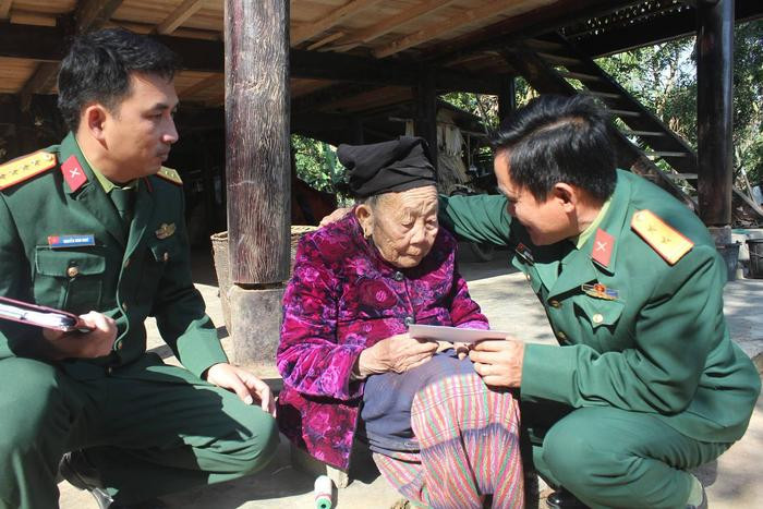 Cán bộ chiến sĩ Ban CHQS huyện Con Cuông ân cần 