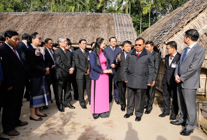 Tổng Bí thư, Chủ tịch nước CHDCND Lào Bun - nhăng Vo - la - chít thăm quê nội Chủ tịch Hồ Chí Minh. Ảnh: Đức Anh.