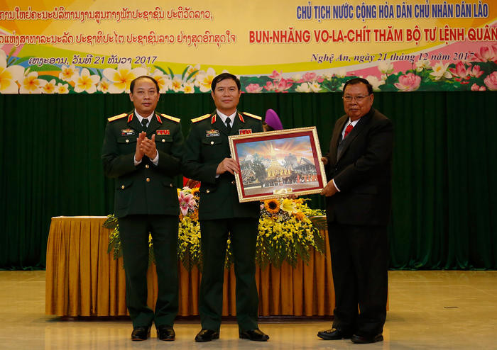 Tổng Bí thư, Chủ tịch nước CHDCND Lào Bun - nhăng Vo - la - chít tặng tranh lưu niệm cho Quân khu 4. Ảnh: Đức Anh