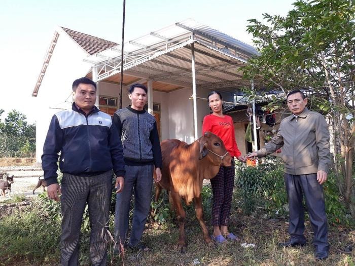 Trao cho hộ gia đình chị Nguyễn Thị Yên ở xóm Mẻn xã Nghĩa Lạc