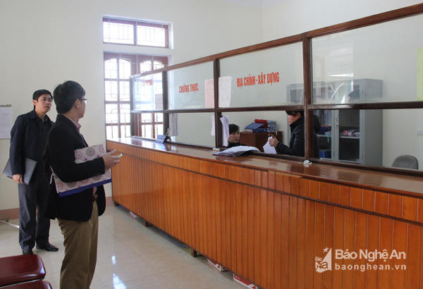 Đoàn công tác Sở Nội vụ kiểm tra tại Trung tâm giao dịch một cửa phường Nghĩa Tiến (TX Thái Hòa). Ảnh: Mai Hoa