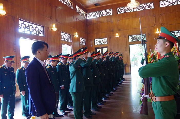 Đoàn đại biểu tượng niệm Chủ tịch Hồ Chí Minh - Người Cha kính yêu của lực lượng vũ trang nhân dân Việt Nam. Ảnh: Trọng Kiên