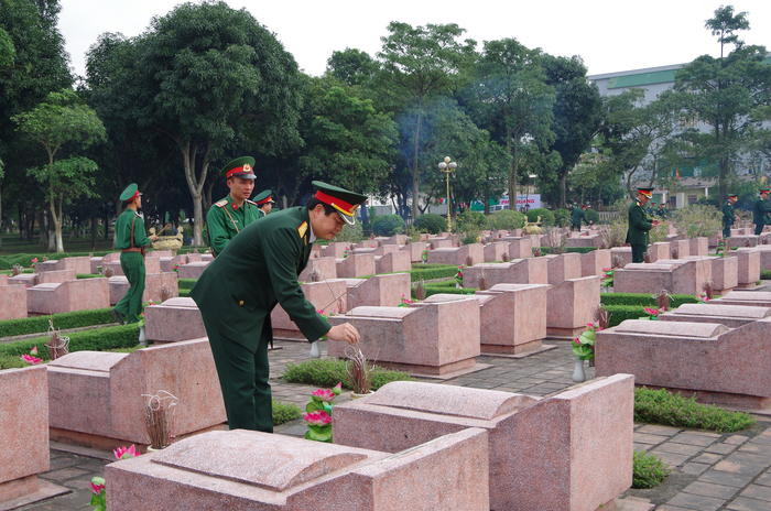 Cán bộ, chiến sĩ LLVT tỉnh thắp hương cho các anh hùng liệt sĩ tại Nghĩa trang liệt sĩ thành phố Vinh. Ảnh: Trọng Kiên