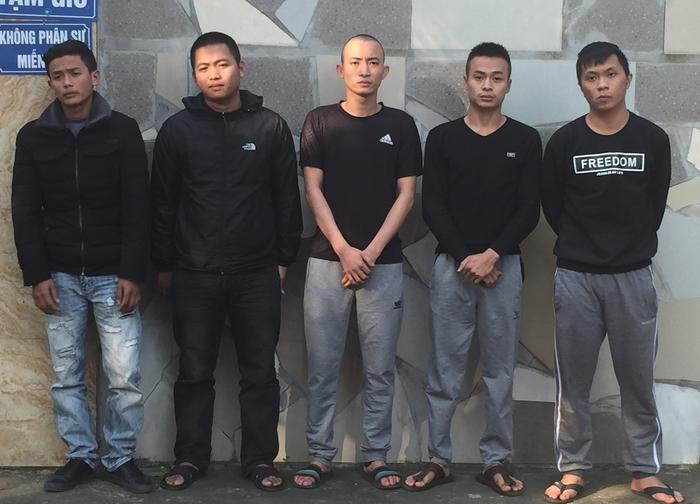 5 đối tượng đang bị tạm giữ tại Công an huyện Nghi Lộc. Ảnh: Khánh Linh