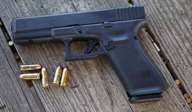 Súng ngắn Glock 17 nổi tiếng bởi sự tiện dụng và gọn nhẹ.