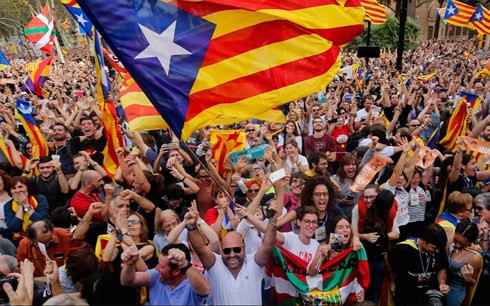 Dân Catalonia biểu tình đòi độc lập. Ảnh: Reuters