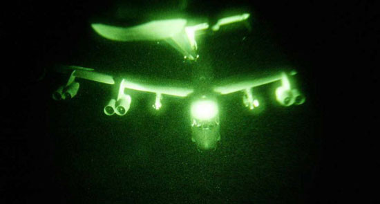 Máy bay ném bom chiến lược B-52 của Mỹ trong một chuyến bay đêm. Ảnh tư liệu