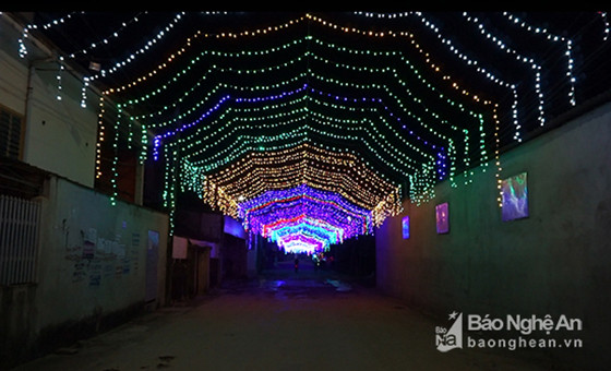 Lối vào giáo xứ Bảo Nham, Yên Thành rực rỡ với các chùm đèn đầy màu sắc.