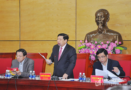 Đồng chí Nguyễn Xuân Đường - Phó Bí thư Tỉnh uỷ, Chủ tịch UBND tỉnh chủ trì cuộc họp. Ảnh: TH