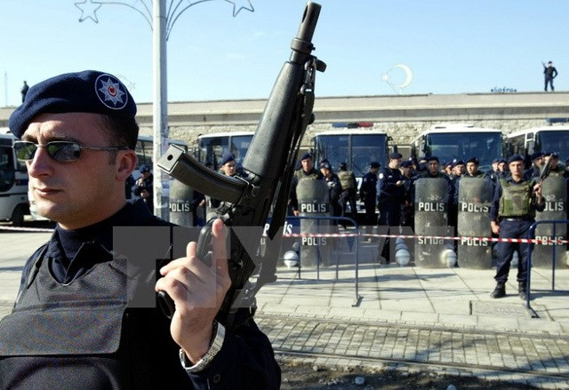 Cảnh sát Thổ Nhĩ Kỳ gác tại Quảng trường Taksim. Ảnh: AFP/TTXVN