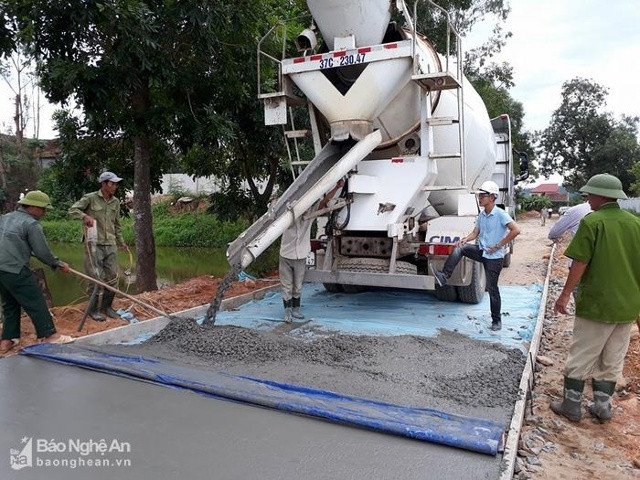 Nâng cấp, sửa chữa đường giao thông nông thôn ở xã Hồng Long (Nam Đàn). Ảnh: Đinh Nguyệt