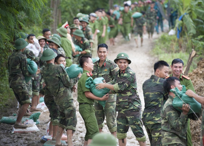 Lực lượng vũ trang tỉnh tham gia khắc phục lũ lụt. Ảnh: Thành Cường