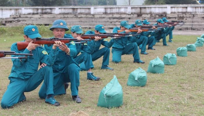 Cán bộ, chiến sĩ dân quân phường Lê Lợi (TP. Vinh) huấn luyện nội dung bắn súng CKC trên thao trường. Ảnh: Thành Cường