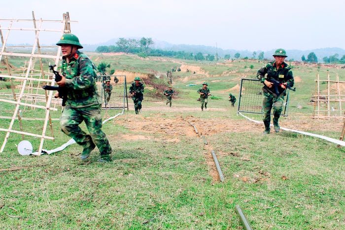 Cán bộ, chiến sỹ Trung đoàn 764 thực hành huấn luyện nội dung mở cửa đánh chiếm đầu cầu trên thao trường huấn luyện tổng hợp. Ảnh: Thành Cường