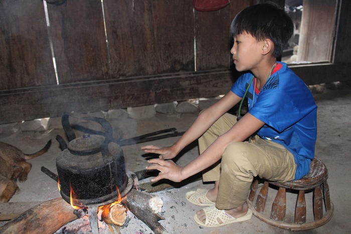 Đang chơi với bạn bè nhưng một lúc, cậu bé này lại phải chạy vào bếp để sưởi ấm. Ảnh: Đình Tuân