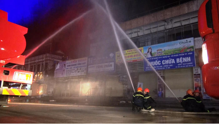 Lực lượng chữa cháy chuyên nghiệp phối hợp cùng đội chữa cháy chợ Ga Vinh triển khai chữa cháy và cứu hộ, cứu nạn. 
