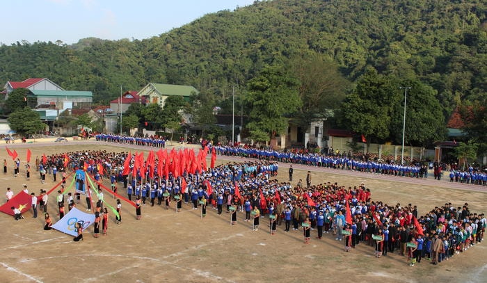 Quang cảnh buổi lễ khai mạc Hộ khỏe Phù Đổng huyện Tương Dương lần thứ XVIII. Ảnh: Đình Tuân