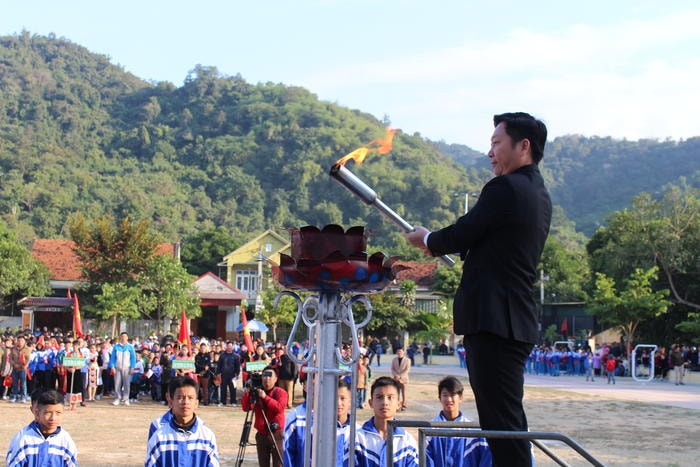 Ông Lô Thanh Nhất – Phó Chủ tịch UBND huyện, Trưởng ban chỉ đạo Hội khỏe thực hiện nghi thắp đuộc truyền thống. Ảnh: Đình Tuân