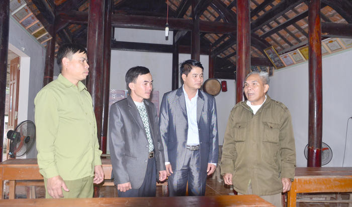 Cán bộ thôn 3, xã Khai Sơn trao đổi với lãnh đạo xã về kết quả cải tạo nhà văn hóa thôn. Ảnh: Thành Duy