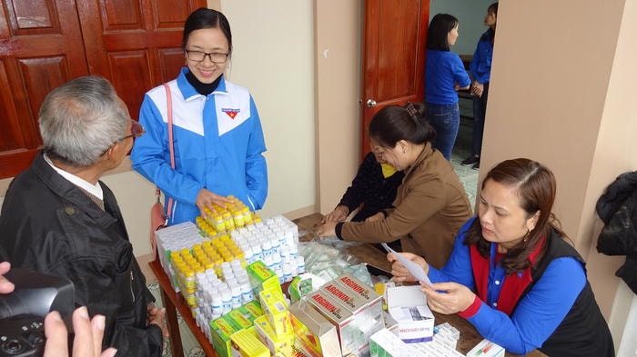 Cấp thuốc miễn phí cho người dân Yên Thành. Ảnh: Hồng Nhung