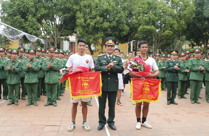 Đại tá Đỗ Đình Dũng - Phó Chính uỷ Sư đoàn trao giải nhất, nhì cho 2 đội bóng. Ảnh: Tường Hiếu