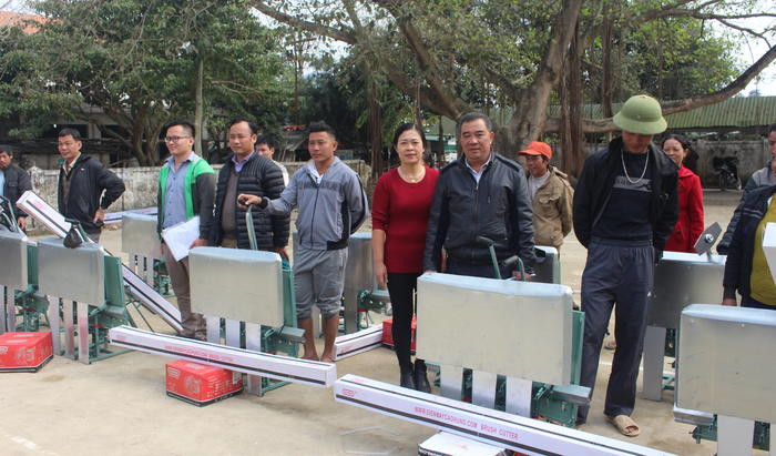 Nông dân xã Môn Sơn được nhận máy cấy tay không động cơ và máy gặt lúa. Ảnh: Bá Hậu
