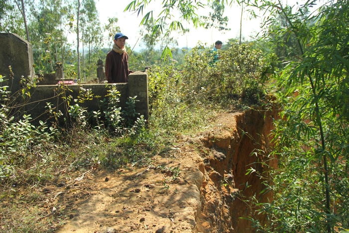 Việc khai thác trái phép cũng đã khiến nhiều ngôi  mộ vô chủ bị san lấp. Trong ảnh, khu lăng mộ tổ tiên của gia đình ông Phan Xuân Khương (70 tuổi), đứng trước nguy cơ bị vùi lấp. Ảnh. H.T