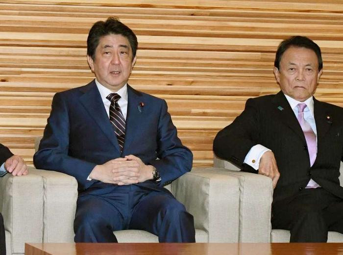 Thủ tướng Nhật Bản Shinzo Abe cùng Bộ trưởng Bộ Tài Chính Taro Aso (phải) sau cuộc họp phê duyệt ngân sách quốc phòng kỷ lục năm 2018.