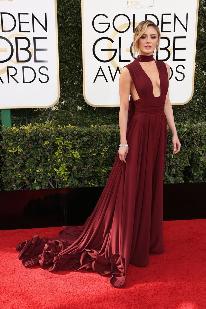 Đầm đỏ bordeaux xẻ ngực tôn lên vẻ kiêu kỳ của nữ diễn viên Christine Evangelista trên thảm đỏ Quả Cầu Vàng.