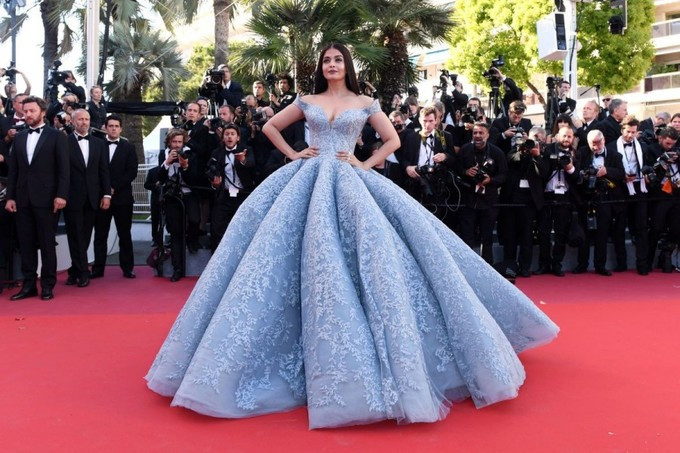 Một trong những khoảnh khắc khó quên tại thảm đỏ Liên hoan phim Cannes 2017 là màn xuất hiện của Hoa hậu đẹp nhất mọi thời đại Aishwarya Rai. Với đầm của nhà thiết kế Michael Cinco, mỹ nhân Ấn Độ được báo giới phương Tây ví như công chúa Lọ Lem bước ra từ truyện cổ tích.