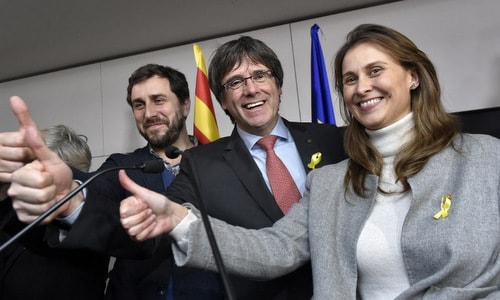 Ông Carles Puigdemont (giữa) ăn mừng sau chiến thắng của phe ly khai. Ảnh: AFP.