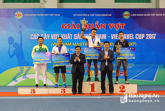 Ban tổ chức trao cúp và huy chương cho các vận động viên đạt thành tích trong giải đấu