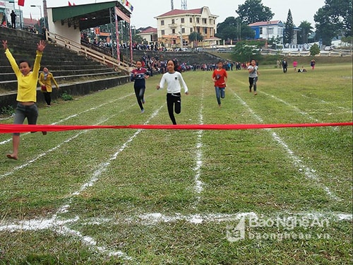 Vận động viên thi đấu môn bóng chuyền. Ảnh: Đình Hà