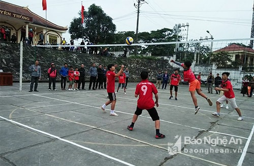 Vận động viên khối THPT tham gia thi đấu môn bóng chuyền. Ảnh: Đình Hà