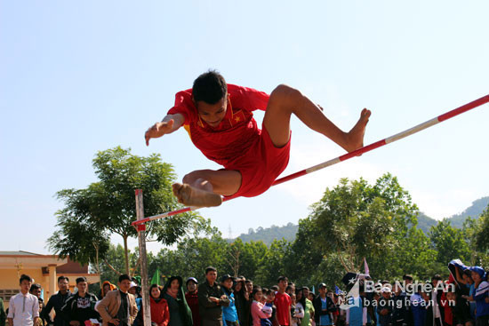 Những màn so tài hấp dẫn ở nội dung nhảy cao. Ảnh: Đình Tuân