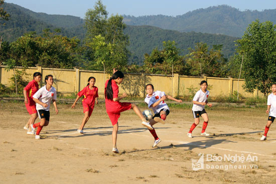 6.Không thua kém bóng đá nam các trận thi đấu ở môn bóng đá nữ cũng gay cấn, quyết liệt không kém là bao. Ảnh: Đình Tuân