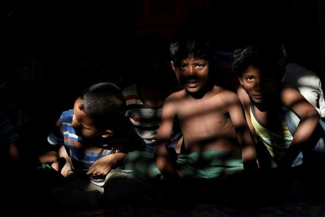 Trẻ em t ref nạn Rohingya tập trung tại sân chơi của trẻ em tại trại tị nạn Kutupalong gần Cox's Bazar, Bangladesh.