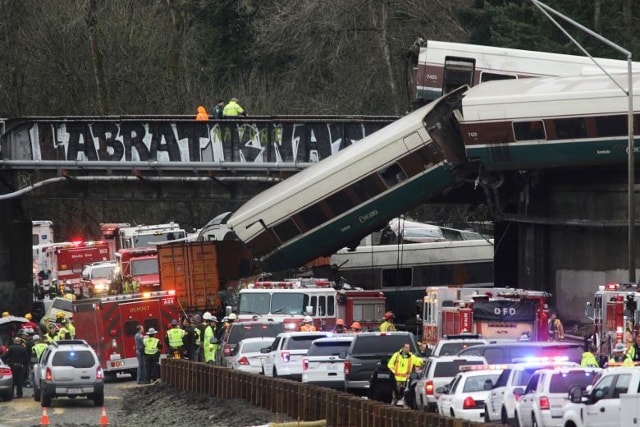 Những người phản hồi đầu tiên đang ở trong một chuyến tàu chở khách của Amtrak bị trật bánh và treo trên cầu qua xa lộ liên bang (I-5) ở DuPont, Washington.