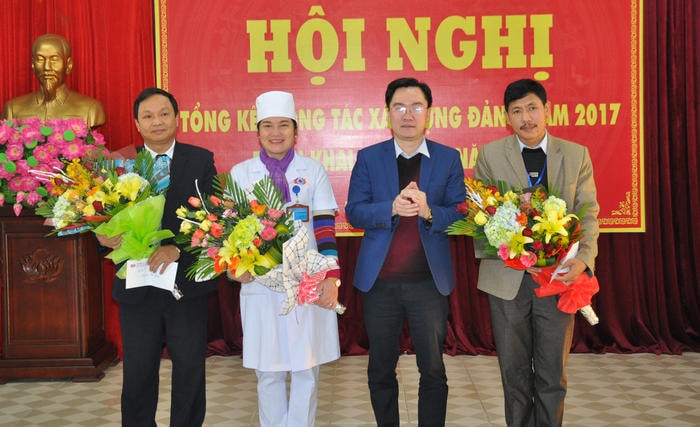 Ban Tuyên giáo Thị ủy Cửa Lò trao phần thưởng cho các đảng viên xuất sắc tiêu biểu năm 2017. Ảnh: Thanh Thủy