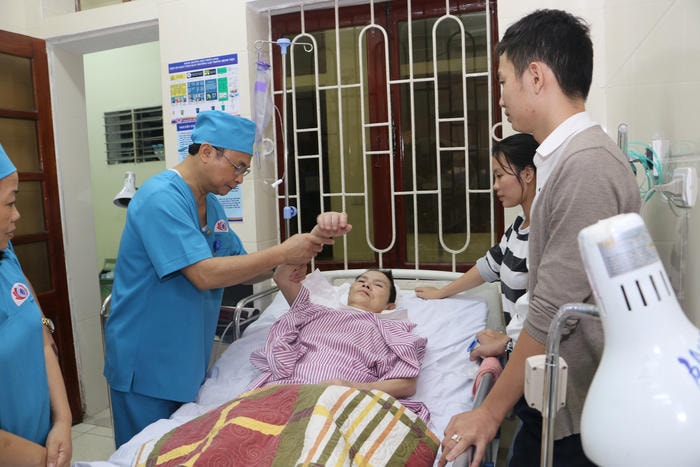 Giáo sư đầu ngành khám, điều trị cho bệnh nhân tai biến mạch máu não đang điều trị tại Bệnh viện. Ảnh: Lâm Tùng